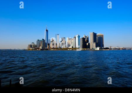 Vista di Lower Manhattan, New York con il nuovo World Trade Center, dalla Staten Island Ferry. Foto Stock