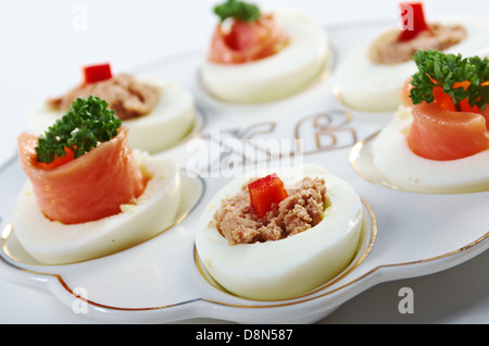 Uova ripiene con salmone e pate Foto Stock