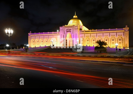 Illuminazione colorata di proiezione della luce di Sharjah Palace Festival di cultura palazzo culturale piazza culturale Emirato Sharjah Regno Foto Stock