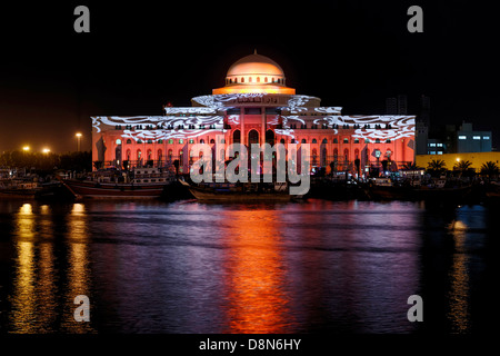 Illuminazione colorata di proiezione della luce di Sharjah Festival Palace giustizia Corte House Emirato Sharjah Emirati Arabi Uniti EMIRATI ARABI UNITI Foto Stock