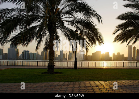 Tramonto, Corniche Street, Golden Mile, Emirato di Sharjah Emirati Arabi Uniti, Emirati arabi uniti, Medio Oriente e Asia Foto Stock