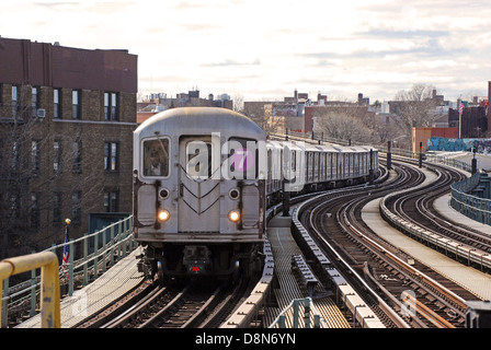 Numero 7 del treno metropolitana sopraelevata avvicinando il Woodside Avenue stazione nel Queens, a New York. Foto Stock