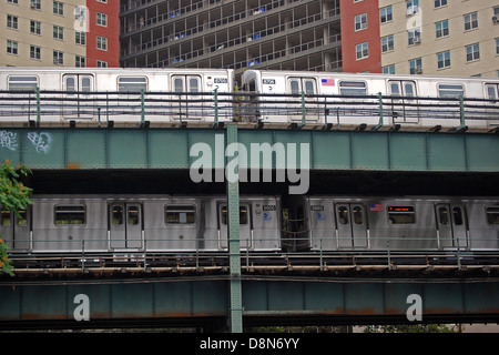 Due elevato alla metropolitana treni nella Coney Island sezione di Brooklyn, New York Foto Stock