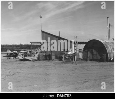Lake Hood, una base di aeroplani situata in Alaska, con una pista circondata dall'acqua. Questa base è nota per le sue operazioni con idrovolanti ed è una delle basi idrovolanti più trafficate al mondo, che funge da hub per le attività di aviazione locale. Foto Stock