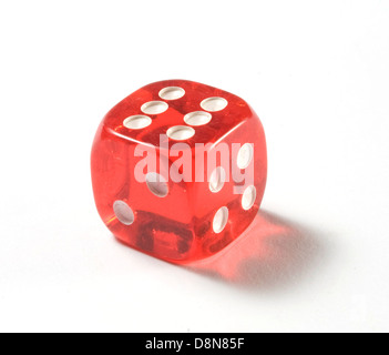 Rosso trasparente il gioco d'azzardo dadi su sfondo bianco Foto Stock