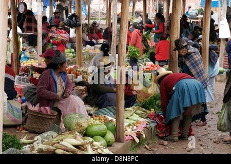 Il quechua donne indigene tradizionale mercato di domenica a Chinchero vicino a Cuzco, Perù, Sud America Foto Stock