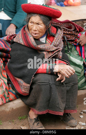 Vecchia donna Quechua indossando il tradizionale round hat relativa alle popolazioni indigene domenica mercato di Chinchero vicino a Cuzco, Perù, Sud America Foto Stock