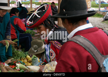 Il quechua giovane con donna vestita nel tradizionale appuntamento hat relativa alle popolazioni indigene domenica mercato di Chinchero vicino a Cuzco, Perù Foto Stock
