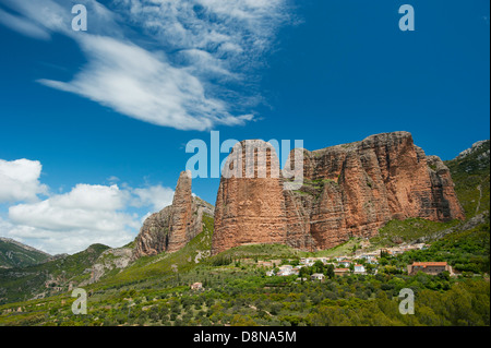 Mallos (o nel bowling pin) del Villaggio Riglos, colpendo i pilastri di roccia, Aragona, Spagna Foto Stock