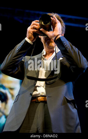 Robert Lindsay attore fotografie il pubblico mentre in arrivo sul palco per parlare della sua carriera a Hay Festival 2013 Hay on Wye Powys Wales UK Credit: Jeff Morgan/Alamy Live News Foto Stock