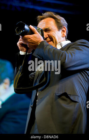 Robert Lindsay attore fotografie il pubblico mentre in arrivo sul palco per parlare della sua carriera a Hay Festival 2013 Hay on Wye Powys Wales UK Credit: Jeff Morgan/Alamy Live News Foto Stock