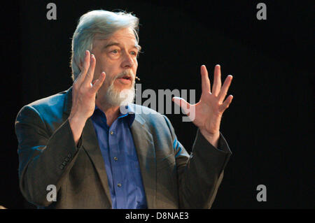 Hay-on-Wye, Regno Unito. Il 1 giugno 2013. Rolf-Dieter Heuer, direttore generale del CERN, dà questo anno di scienza di keynote lecture - John Maddox lezione presso il Festival di fieno. Photo credit: Graham M. Lawrence/Alamy Live News. Foto Stock