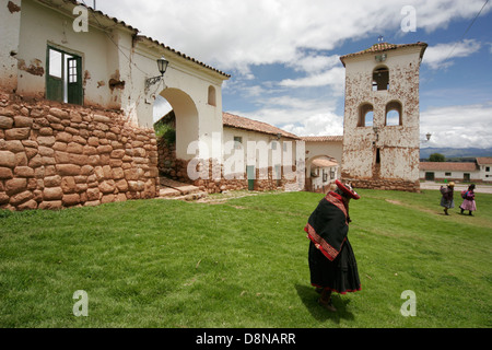 Torre campanaria della vecchia chiesa coloniale di Chinchero, villaggio andino nei pressi di Cuzco, Valle Sacra, Perù, Sud America Foto Stock