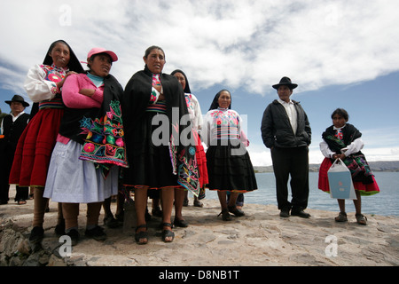 Persone locali riuniti i turisti sul molo di Isola Amantani, il lago Titicaca, Perù, Sud America Foto Stock