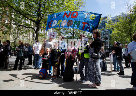 Manchester Piccadilly 1 Giugno 2013. Gli attivisti nella giornata nazionale di protesta contro la camera fiscale e di altre riforme del welfare. La coordinata di proteste che avvengono in tutto il paese il 1 giugno è stata programmata per coincidere con anti-austerità proteste in tutta l'Europa. Questo "chiamata alle armi" è stata fatta dal beneficio della giustizia, una coalizione di gruppi di campagna e i sindacati contrari al governo del programma di austerità del beneficio tagli. Credito: Mar fotografico / Alamy Live News Foto Stock