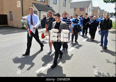 LUTON, Regno Unito. Il 1 giugno 2013. La Difesa inglese League tenere una silenziosa passeggiata nel memoriale del soldato Lee Rigby che fu ucciso a Woolwich il mese scorso. I leader dell'EDL Tommy Robinson (vero nome Stephen Yaxley-Lennon, grigio blazer) e Kevin Carroll (maglietta blu) portano una passeggiata attraverso la città al memoriale di guerra al di fuori del municipio. Credito: Polly Thomas / Alamy Live News Foto Stock