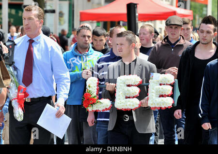 LUTON, Regno Unito. Il 1 giugno 2013. La Difesa inglese League tenere una silenziosa passeggiata nel memoriale del soldato Lee Rigby che fu ucciso a Woolwich il mese scorso. I leader dell'EDL Tommy Robinson (vero nome Stephen Yaxley-Lennon, grigio blazer) e Kevin Carroll (maglietta blu) portano una passeggiata attraverso la città al memoriale di guerra al di fuori del municipio. Credito: Polly Thomas / Alamy Live News Foto Stock