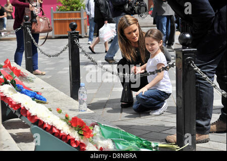 LUTON, Regno Unito. Il 1 giugno 2013. La Difesa inglese League tenere una silenziosa passeggiata nel memoriale del soldato Lee Rigby che fu ucciso a Woolwich il mese scorso. Omaggi floreali sono stati lasciati al memoriale di guerra nel centro città. Credito: Polly Thomas / Alamy Live News Foto Stock