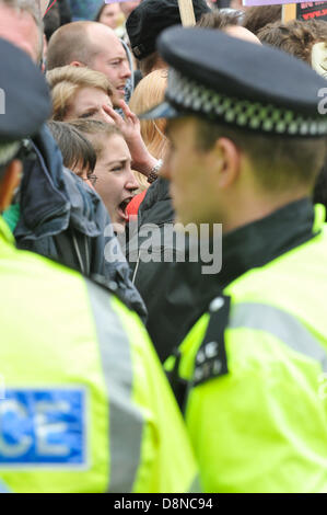 Il parlamento di Londra, Regno Unito. Il 1 giugno 2013. I manifestanti in contrasto con la BNP rally vicino al Parlamento. Il BNP tentativo di fase a marzo lungo Whitehall dopo essere stato bandito da marciando attraverso Woolwich a Lewisham, il UAF e altri gruppi di protesta il blocco il loro cammino lungo con una grande presenza di polizia. Credito: Matteo Chattle/Alamy Live News Foto Stock