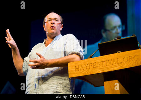 William Dalrymple historian parlando della prima guerra in Afghanistan sul palco a Hay Festival 2013 Hay on Wye Powys Wales UK Foto Stock