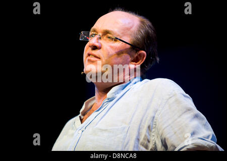 William Dalrymple historian parlando della prima guerra in Afghanistan sul palco a Hay Festival 2013 Hay on Wye Powys Wales UK Foto Stock