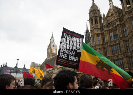 Anti-fascisti manifestanti al di fuori della sede del parlamento di Londra. Essi sono la dimostrazione contro il Partito Nazionale Britannico che andavano a marzo in Whitehall e impedito il marzo del luogo. Foto Stock