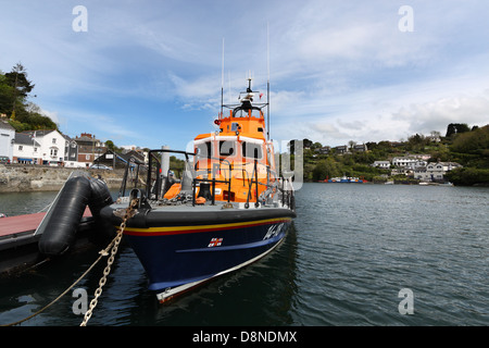 Scialuppa di salvataggio RNLI Maurice e Joyce Hardy a Fowey, Cornwall, England, Regno Unito Foto Stock