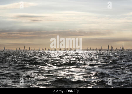 Giro dell'isola gara, UK. Il 1 giugno 2013. Alcune delle 1459 concorrenti nel 2013 il giro dell'isola, testa di gara dalla linea di partenza a Cowes verso gli aghi trovanella Early Morning Light Credito: Niall Ferguson/Alamy Live News Foto Stock