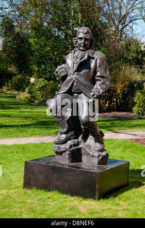 Statua di bronzo di Erasmus Darwin da Peter Walker in Beacon Park Gardens Lichfield Staffordshire Inghilterra Foto Stock