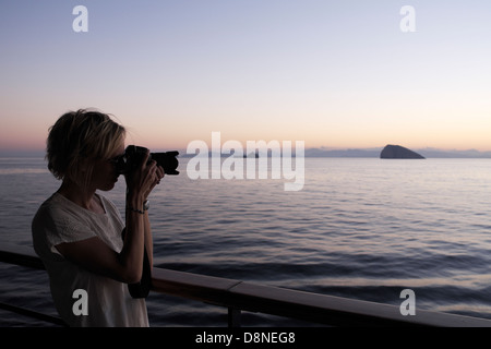 Donna fotografare, Golfo Persico, Stretto di Hormuz, Medio Oriente Foto Stock