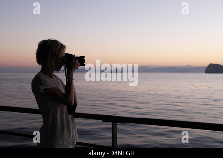 Donna fotografare, Golfo Persico, Stretto di Hormuz, Medio Oriente Foto Stock