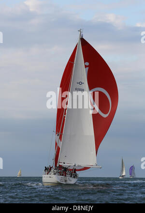 Giro dell'isola gara, UK. Il 1 giugno 2013. Oyster 625 Classe No.62506 'Vamos' teste per Santa Caterina del punto dagli aghi durante il J P Morgan 2013 intorno all isola di credito Gara: Niall Ferguson/Alamy Live News Foto Stock