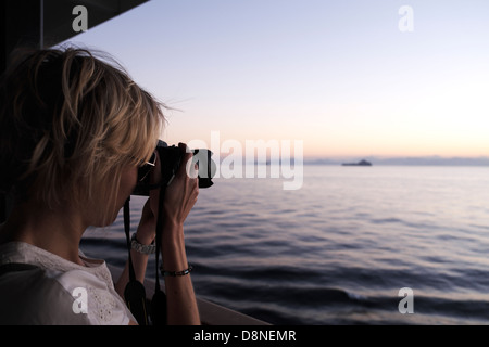 Donna fotografare, Golfo Persico, Stretto di Hormuz, Medio Oriente Foto Stock