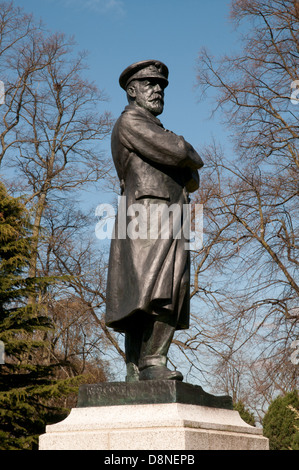 Statua in bronzo di comandante Edward John Smith il capitano del Titanic in Beacon Park Gardens Lichfield Staffordshire Inghilterra Foto Stock