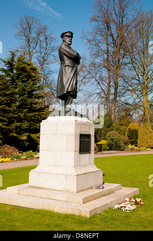 Statua in bronzo di comandante Edward John Smith il capitano del Titanic in Beacon Park Gardens Lichfield Staffordshire Inghilterra Foto Stock