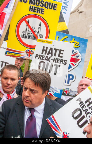 Londra, Regno Unito. Il 1 giugno 2013. 2013-06-01, Londra. La BNP leader, Nick Griffin parla alla stampa come anti-fascista blocco di manifestanti la sua piccola raccolta di sostenitori di marciare per il Cenotafio, seguendo le riprese del batterista Lee Rigby a Woolwich, dove egli originariamente prevista a marzo. Credito: Paolo Davey/Alamy Live News Foto Stock