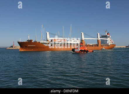 Registrati olandese nave cargo "SNOEKGRACHT" (168 metri) con partenza porto di Palma con un carico di ponte di barche / yacht Foto Stock