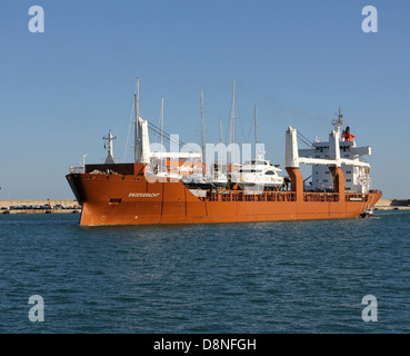 Registrati olandese nave cargo "SNOEKGRACHT" (168 mt) uscire la porta con un mazzo di un carico di barche / Barche - con barca pilota escort Foto Stock