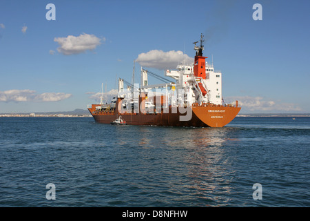 Registrati olandese nave cargo "SNOEKGRACHT" (168 mt) uscire la porta con un mazzo di un carico di barche / Barche - con barca pilota escort Foto Stock