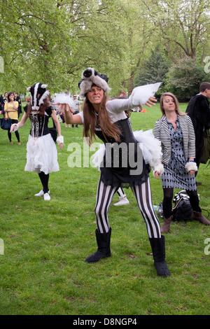 London, England Regno Unito 01/06/2013. Manifestanti marzo attraverso il centro di Londra in opposizione al governo del Regno Unito pilota controverso badger cull che è impostata in modo da iniziare il 1 giugno di quest'anno. Il governo chiamato cull nel tentativo di impedire la diffusione di animali della specie bovina tuburculosis che essi rivendicazione è portato da badgers e passato al bestiame, ma i dimostranti affermano che non vi è alcuna base scientifica per un abbattimento e che per le riprese dei badgers sarà inutile e disumano. Foto Stock