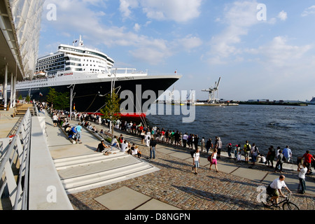 Nave da crociera Queen Mary 2 in corrispondenza del centro della crociera ad Amburgo in Germania, Europa Foto Stock