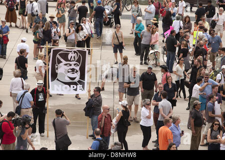 Toronto, Canada. Il 1 giugno, 2013. I manifestanti radunati fuori Toronto city hall e chiamato per il Sindaco Rob Ford a lasciare la carica a causa di video scandalo Giugno 1, 2013 a Toronto in Canada. Foto Stock