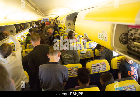 Persone in piedi fino al momento dell'atterraggio sul volo Ryanair Foto Stock