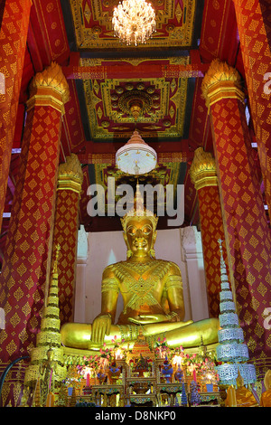 Golden ha incoronato la statua di Buddha, Wat Phra Na Mane, Ayutthaya, Thailandia Foto Stock