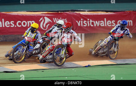 Cardiff, Galles. Il 1 giugno, 2013. Il finale del giro inizia al Fogo British FIM Speedway Grand Prix dal Millennium Stadium. Foto Stock