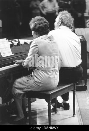 FILE FOTO - JEAN STAPLETON, il veterano del palcoscenico e del film più noto come Archie Bunker lungo sofferenza moglie Edith in seminale serie TV "tutto in famiglia", è morto venerdì 31 maggio 2013 nella sua casa di New York City. Ella era 90. Nella foto: 1 gennaio, 1971 - Los Angeles, California, Stati Uniti - JEAN STAPLETON e CARROLL O Connor in una senza data ancora da "tutto in famiglia." (credito Immagine: © Globo foto/ZUMAPRESS.com) Foto Stock