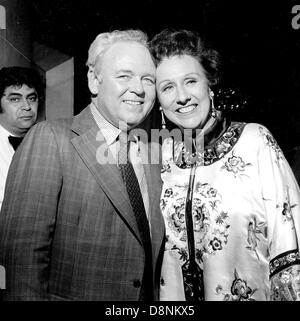 FILE FOTO - JEAN STAPLETON, il veterano del palcoscenico e del film più noto come Archie Bunker lungo sofferenza moglie Edith in seminale serie TV "tutto in famiglia", è morto venerdì 31 maggio 2013 nella sua casa di New York City. Ella era 90. Nella foto: 1 gennaio, 1978 - Los Angeles, California, Stati Uniti - Foto non datata di JEAN STAPLETON E CARROLL O Connor. (Credito Immagine: © Nate Cutler/Globe foto/ZUMAPRESS.com) Foto Stock