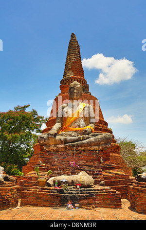 Statua di Buddha e Chedi, Wat Lokayasutharam, Ayutthaya, Thailandia Foto Stock