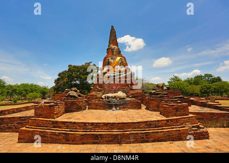 Statua di Buddha e Chedi, Wat Lokayasutharam, Ayutthaya, Thailandia Foto Stock