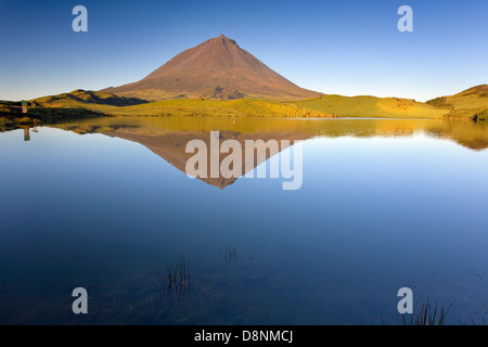 Pico Mountain riflessa nella laguna di capitano a sunrise - Pico island - Azzorre Foto Stock